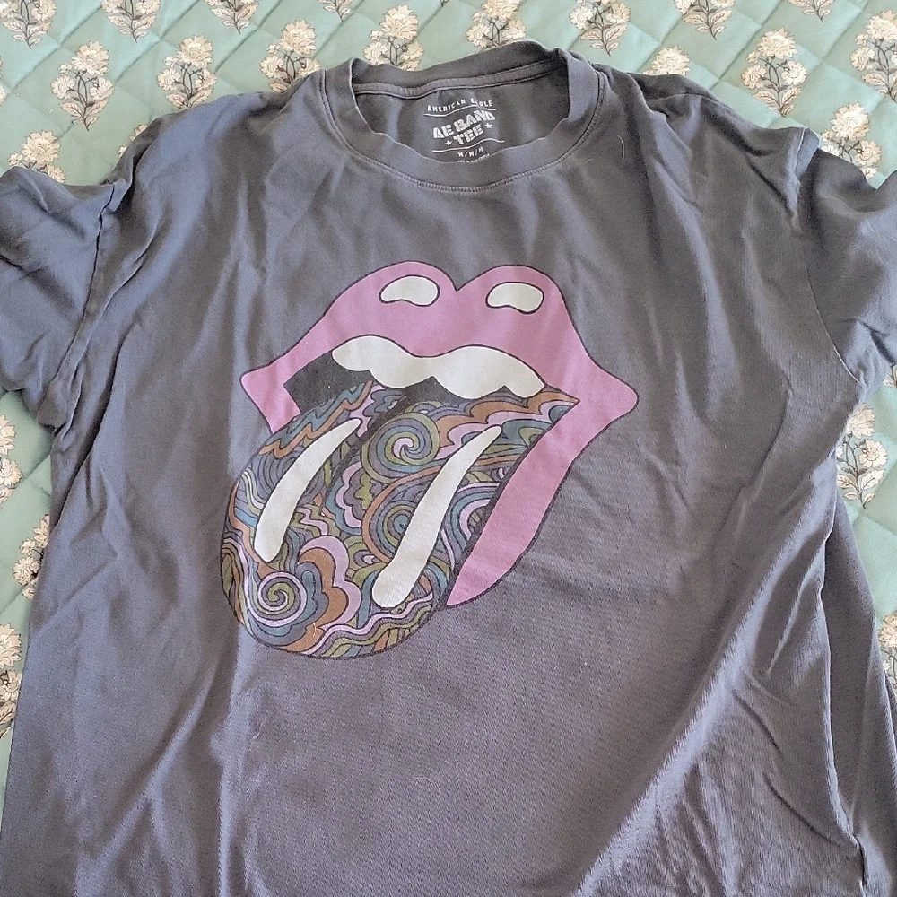 American Eagle Outfitters Charcoal Tee with Vibrant Graphic - Picture 1 of 2